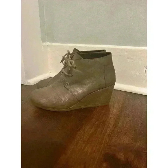 TOMS Desert Wedge Shoe Taupe With Gold Synthetic Sueded Leather‎ Women's Size 8 - Picture 3 of 11
